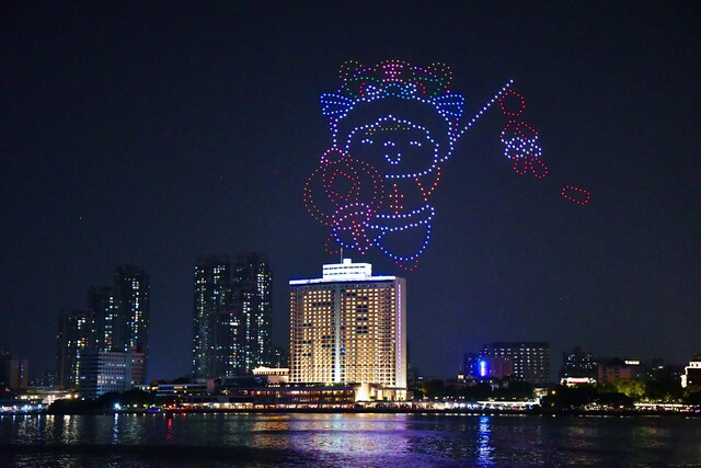 月圓之夜廣州白鵝潭無人機(jī)“星燈”閃耀(圖3)