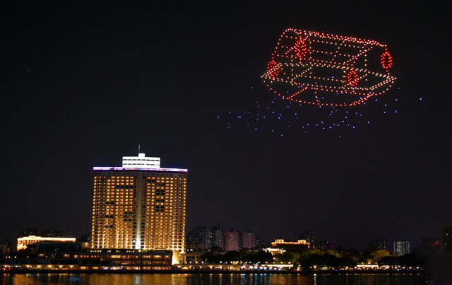 月圓之夜廣州白鵝潭無人機(jī)“星燈”閃耀(圖5)