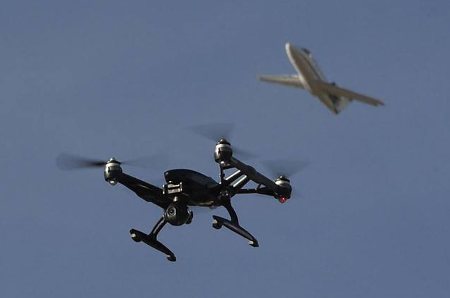 兩會聲音 近年來無人機意外頻出 需立法遏制 “黑飛”(圖1) 兩會聲音 近年來無人機意外頻出 需立法遏制 “黑飛”(圖1)