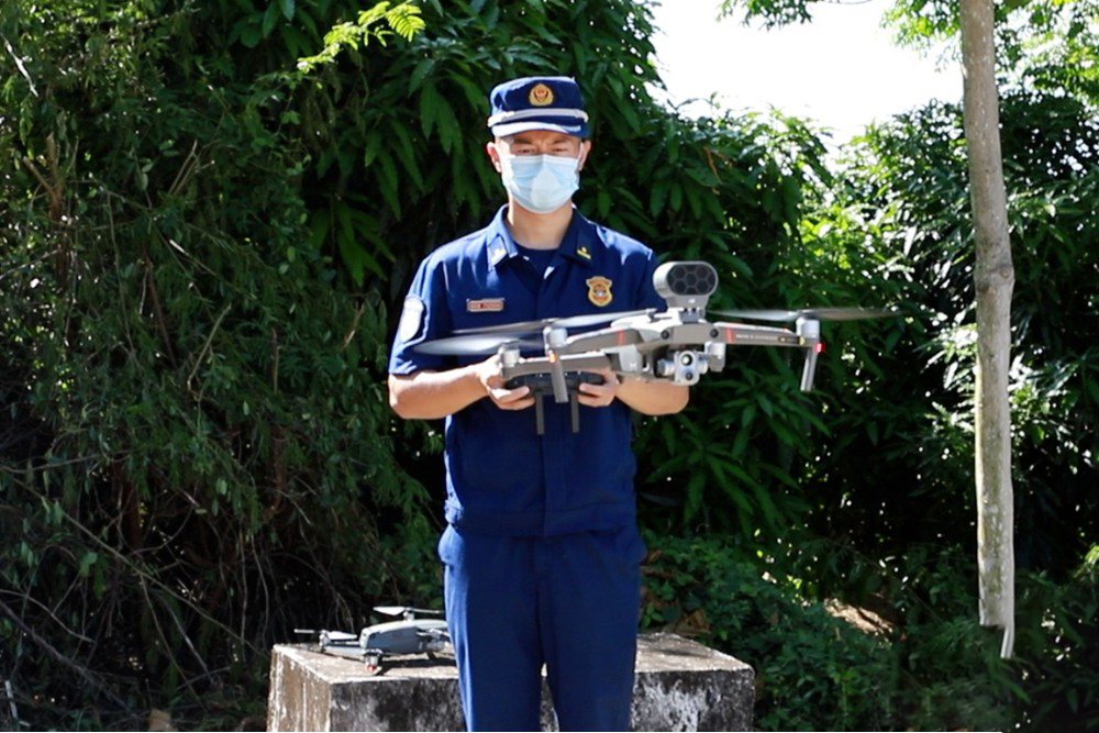 無人機(jī)空中喊話提醒群眾清明祭掃注意防火(圖1) 無人機(jī)空中喊話提醒群眾清明祭掃注意防火(圖1)