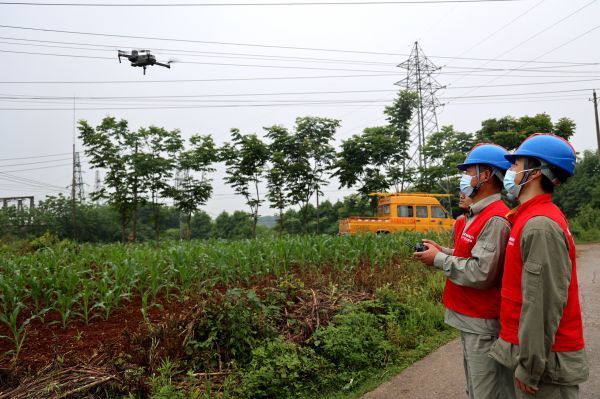 江夏區(qū)開展配網(wǎng)線路的無人機自主巡檢工作(圖1) 江夏區(qū)開展配網(wǎng)線路的無人機自主巡檢工作(圖1)