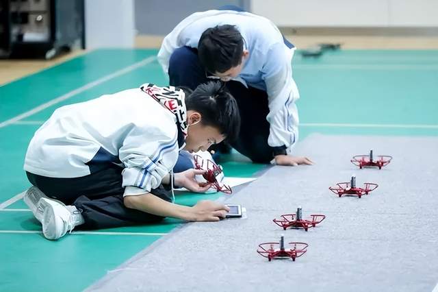 中小學(xué)生假期至 無(wú)人機(jī)培訓(xùn)受關(guān)注(圖1) 中小學(xué)生假期至 無(wú)人機(jī)培訓(xùn)受關(guān)注(圖1)