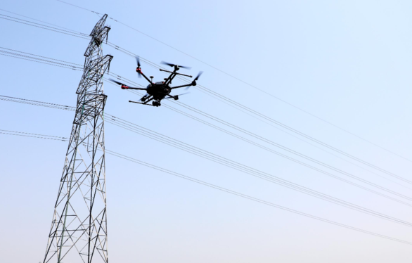 深圳光明供電局用無(wú)人機(jī)開(kāi)展架空線路精細(xì)化“體檢”(圖1) 深圳光明供電局用無(wú)人機(jī)開(kāi)展架空線路精細(xì)化“體檢”(圖1)